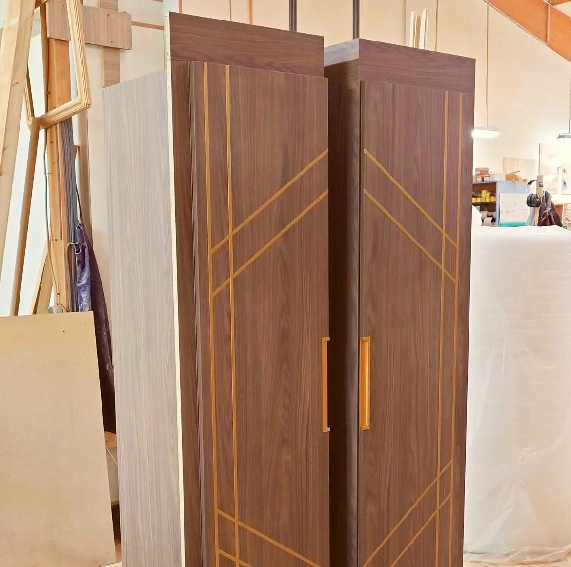 Hoher Kleiderschrank mit diagonalen Messingintarsien