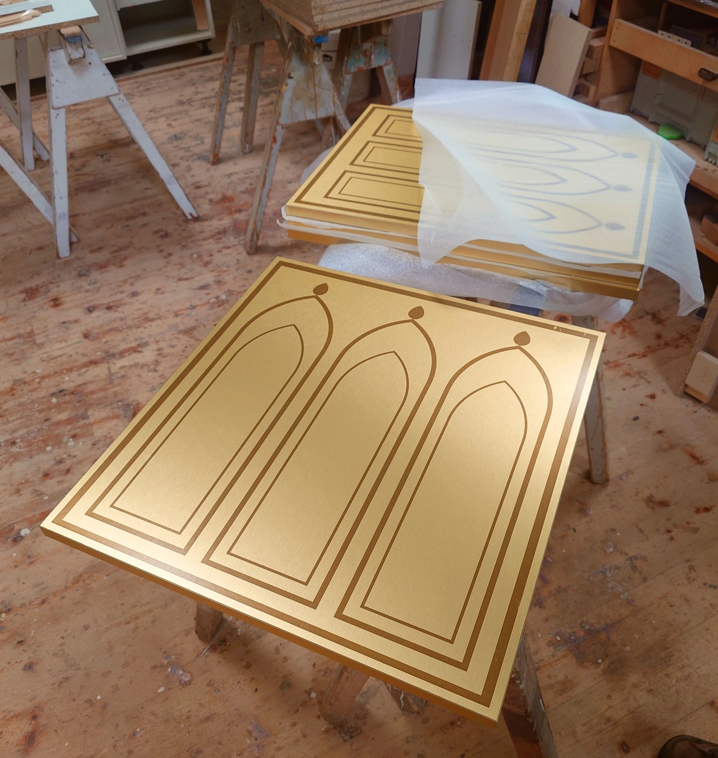 Goldene Zierplatte mit Spitzbogen-Dekor