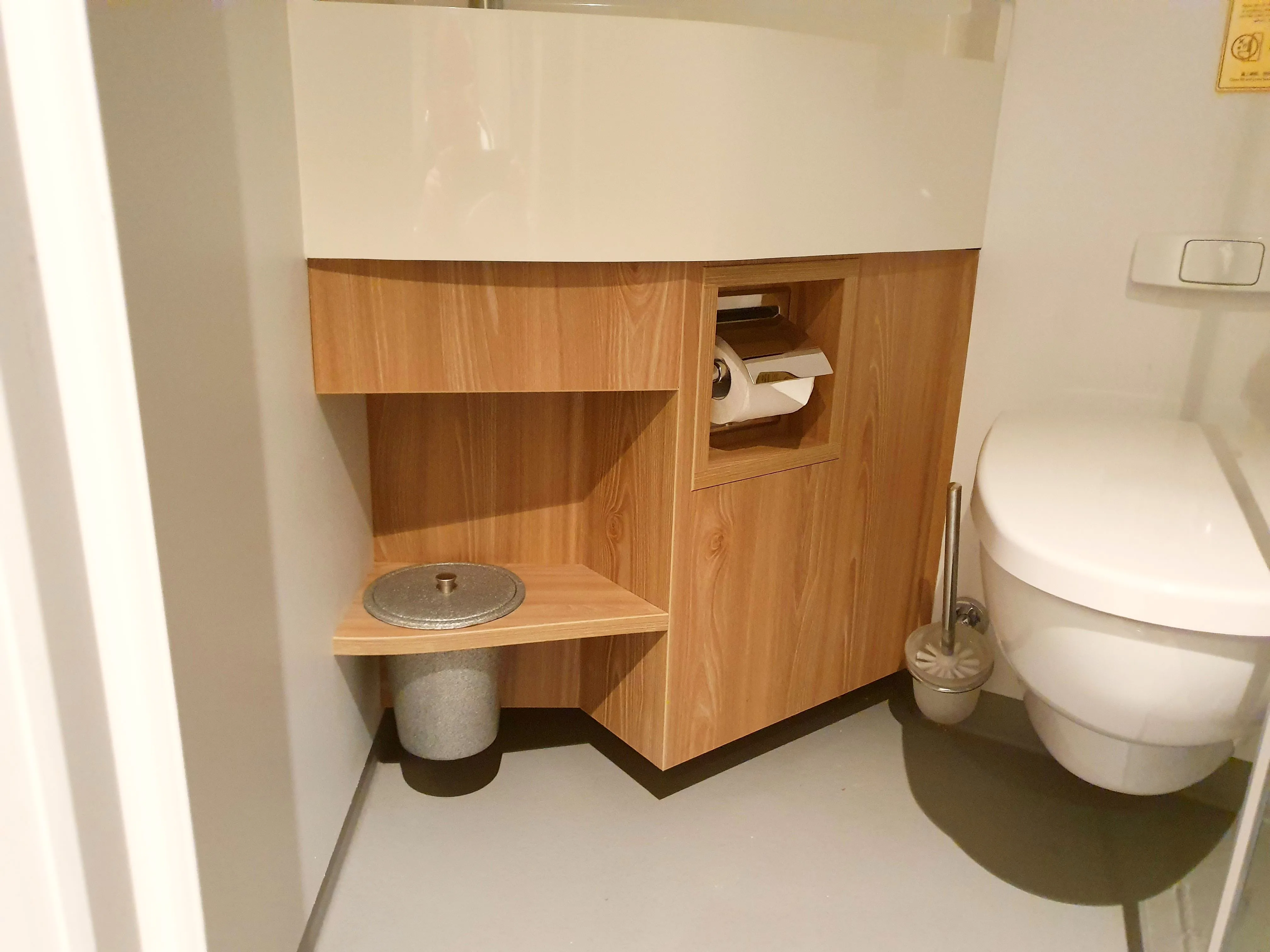 Eckschrank mit Ablage und Papierhalter neben der Toilette in einer Superior Suite
