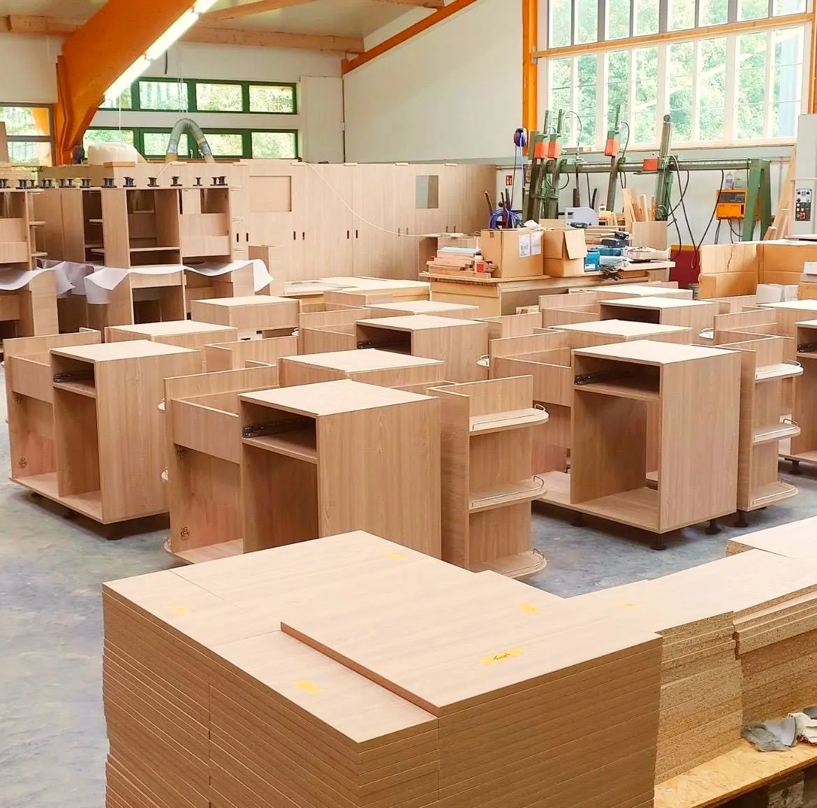 Rollcontainer in Reihen in der Werkstatthalle